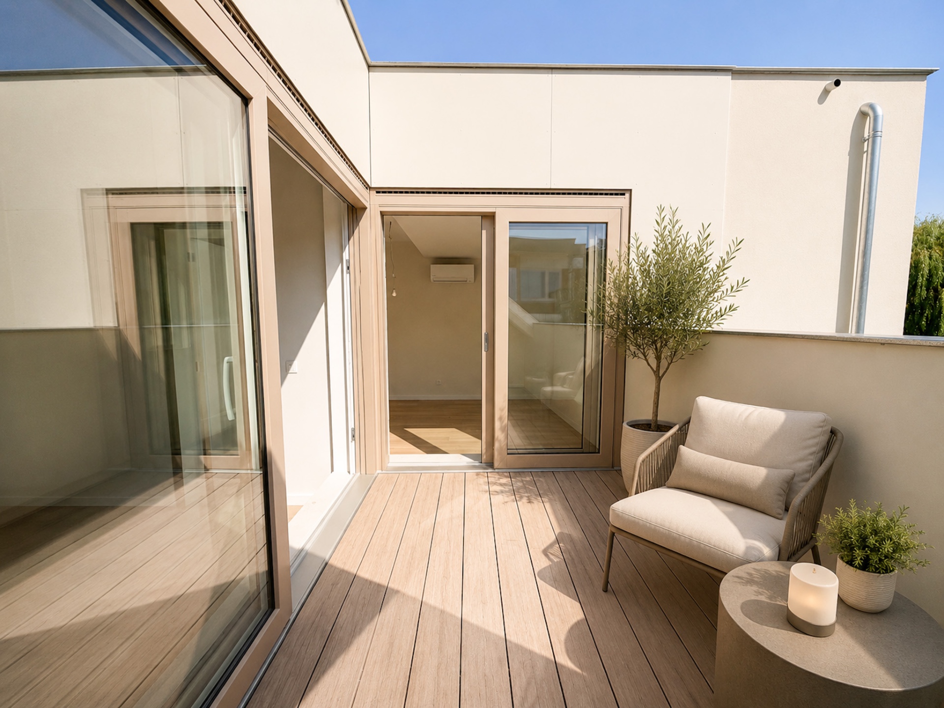 Terras met zithoek en olijfboom